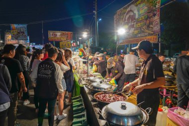 Tainan, Tayvan - 13 Nisan 2019 : Tainan Flower Night Market veya Garden Night Market, Kuzey Bölgesi, Tainan, Tayvan'da bir turizm gece pazarıdır.