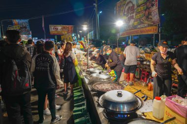 Tainan, Tayvan - 13 Nisan 2019 : Tainan Flower Night Market veya Garden Night Market, Kuzey Bölgesi, Tainan, Tayvan'da bir turizm gece pazarıdır.