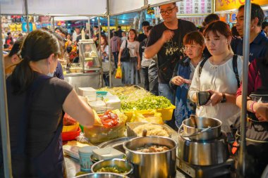 Tainan, Tayvan - 13 Nisan 2019 : Tainan Flower Night Market veya Garden Night Market, Kuzey Bölgesi, Tainan, Tayvan'da bir turizm gece pazarıdır.