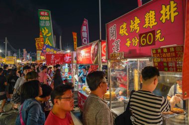 Tainan, Tayvan - 13 Nisan 2019 : Tainan Flower Night Market veya Garden Night Market, Kuzey Bölgesi, Tainan, Tayvan'da bir turizm gece pazarıdır.