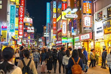 Shibuya Crossing dünyanın en işlek yaya geçitlerinden biridir. Shibuya semtinde yayalar yaya geçidine giriyor. Tokyo, Japonya - 3 Mayıs 2019