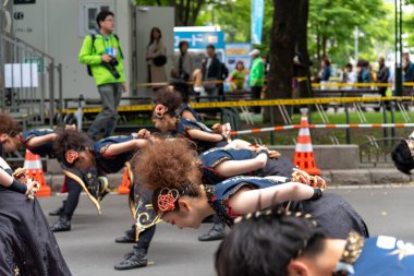 Sapporo, Hokkaido, Japonya - 09 Haziran 2018 : Yosakoi Soran Festivali. Güçlü dans gösterileri Odori Park, Sapporo City geçit töreni. Birçok takım orijinal dansı sergiler. Turistler için çok popüler bir festival.