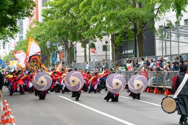 Sapporo, Hokkaido, Japonya - 09 Haziran 2018 : Yosakoi Soran Festivali. Güçlü dans gösterileri Odori Park, Sapporo City geçit töreni. Birçok takım orijinal dansı sergiler. Turistler için çok popüler bir festival.