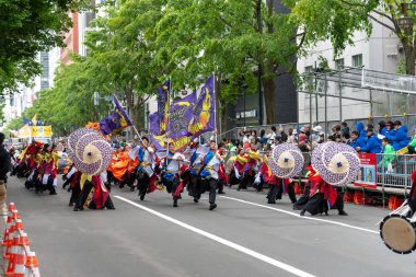 Sapporo, Hokkaido, Japonya - 09 Haziran 2018 : Yosakoi Soran Festivali. Güçlü dans gösterileri Odori Park, Sapporo City geçit töreni. Birçok takım orijinal dansı sergiler. Turistler için çok popüler bir festival.