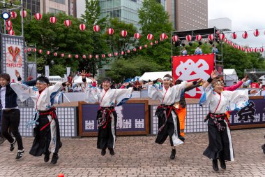 Sapporo, Hokkaido, Japonya - 09 Haziran 2018 : Yosakoi Soran Festivali. Güçlü dans gösterileri Odori Park, Sapporo City geçit töreni. Birçok takım orijinal dansı sergiler. Turistler için çok popüler bir festival.