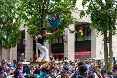 Sapporo, Hokkaido, Japonya - 09 Haziran 2018 : Yosakoi Soran Festivali. Güçlü dans gösterileri Odori Park, Sapporo City geçit töreni. Birçok takım orijinal dansı sergiler. Turistler için çok popüler bir festival.