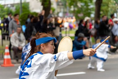 Sapporo, Hokkaido, Japonya - 09 Haziran 2018 : Yosakoi Soran Festivali. Güçlü dans gösterileri Odori Park, Sapporo City geçit töreni. Birçok takım orijinal dansı sergiler. Turistler için çok popüler bir festival.