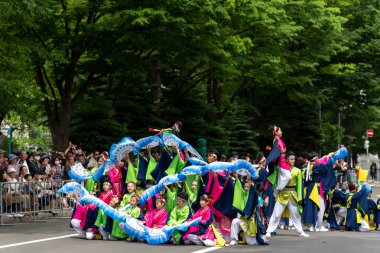 Sapporo, Hokkaido, Japonya - 09 Haziran 2018 : Yosakoi Soran Festivali. Güçlü dans gösterileri Odori Park, Sapporo City geçit töreni. Birçok takım orijinal dansı sergiler. Turistler için çok popüler bir festival.