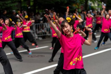 Sapporo, Hokkaido, Japonya - 09 Haziran 2018 : Yosakoi Soran Festivali. Güçlü dans gösterileri Odori Park, Sapporo City geçit töreni. Birçok takım orijinal dansı sergiler. Turistler için çok popüler bir festival.