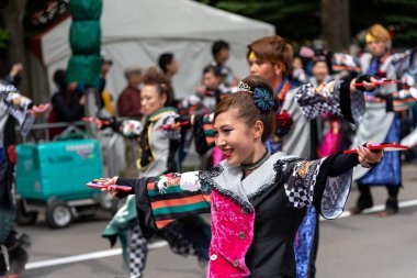 Sapporo, Hokkaido, Japonya - 09 Haziran 2018 : Yosakoi Soran Festivali. Güçlü dans gösterileri Odori Park, Sapporo City geçit töreni. Birçok takım orijinal dansı sergiler. Turistler için çok popüler bir festival.