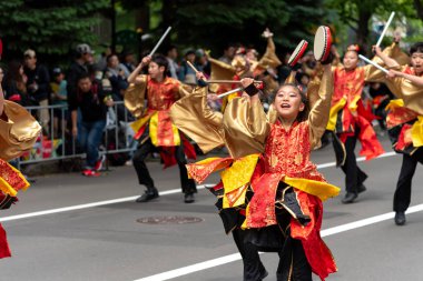 Sapporo, Hokkaido, Japonya - 09 Haziran 2018 : Yosakoi Soran Festivali. Güçlü dans gösterileri Odori Park, Sapporo City geçit töreni. Birçok takım orijinal dansı sergiler. Turistler için çok popüler bir festival.