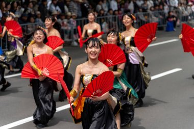 Sapporo, Hokkaido, Japonya - 09 Haziran 2018 : Yosakoi Soran Festivali. Güçlü dans gösterileri Odori Park, Sapporo City geçit töreni. Birçok takım orijinal dansı sergiler. Turistler için çok popüler bir festival.