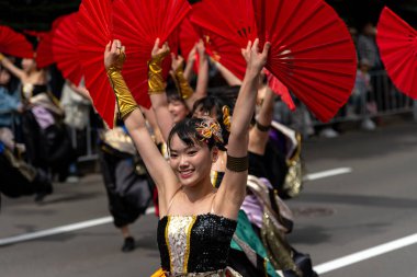 Sapporo, Hokkaido, Japonya - 09 Haziran 2018 : Yosakoi Soran Festivali. Güçlü dans gösterileri Odori Park, Sapporo City geçit töreni. Birçok takım orijinal dansı sergiler. Turistler için çok popüler bir festival.