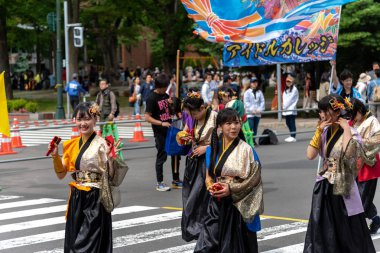 Sapporo, Hokkaido, Japonya - 09 Haziran 2018 : Yosakoi Soran Festivali. Güçlü dans gösterileri Odori Park, Sapporo City geçit töreni. Birçok takım orijinal dansı sergiler. Turistler için çok popüler bir festival.
