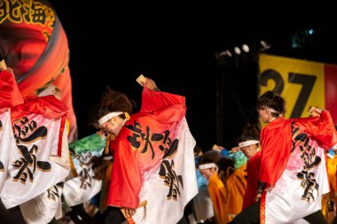 Sapporo, Hokkaido, Japonya - 09 Haziran 2018 : Yosakoi Soran Festivali. Güçlü dans gösterileri Odori Park, Sapporo City geçit töreni. Birçok takım orijinal dansı sergiler. Turistler için çok popüler bir festival.