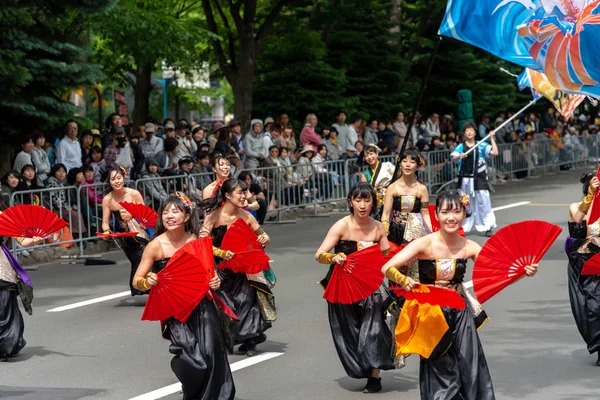 北海道 2018年6月09日 よさこいソーランフェスティバル札幌市の大通公園でパワフルなダンスパフォーマンスパレード 多くのチームがオリジナルダンスを披露します 観光客に大人気のお祭り — ストック写真