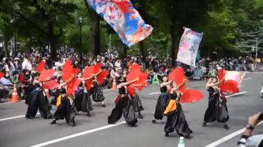 Sapporo, Hokkaido, Japonya - 09 Haziran 2018 : Yosakoi Soran Festivali. Güçlü dans gösterileri Odori Park, Sapporo City geçit töreni. Birçok takım orijinal dansı sergiler. Turistler için çok popüler bir festival.