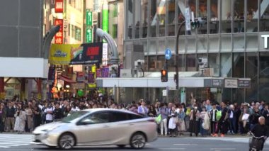 Shibuya Crossing dünyanın en işlek yaya geçitlerinden biridir. Shibuya semtinde yayalar yaya geçidine giriyor. Tokyo, Japonya