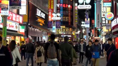 Shibuya Crossing dünyanın en işlek yaya geçitlerinden biridir. Shibuya semtinde yayalar yaya geçidine giriyor. Tokyo, Japonya