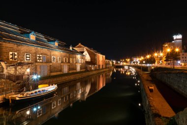 Hokkaido Japonya'da gece Otaru kanalları ve depo Manzara görünümü. İşte Otaru şehrinin ünlü bir dönüm noktası.