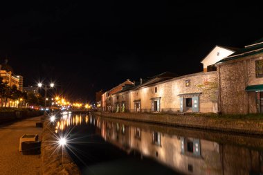 Hokkaido Japonya'da gece Otaru kanalları ve depo Manzara görünümü. İşte Otaru şehrinin ünlü bir dönüm noktası.
