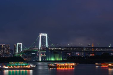 Odaiba, Tokyo Kulesi ve Tokyo Gökkuşağı Köprüsü'nün güzel gece manzarası, Japonya