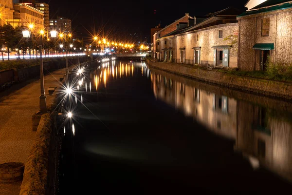 北海道の夜の小樽運河と倉庫の風景 小樽市の有名なランドマークです — ストック写真