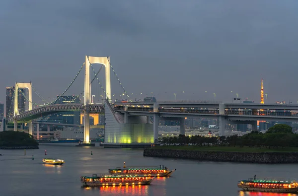 Vacker Nattvy Över Odaiba Tokyo Tower Och Rainbow Bridge Tokyo — Stockfoto