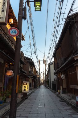 Kyoto, Japonya'da mavi gökyüzü ile geleneksel mimarinin sokak görünümü - 12 Aralık 2018.