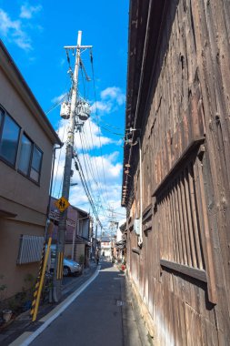 Kyoto, Japonya'da mavi gökyüzü ile geleneksel mimarinin sokak görünümü - 12 Aralık 2018.