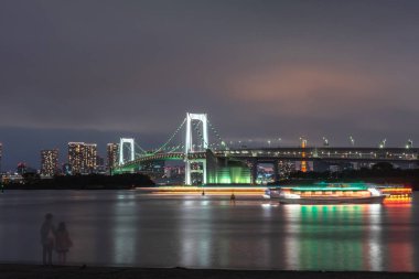Odaiba, Tokyo Kulesi ve Tokyo Gökkuşağı Köprüsü'nün güzel gece manzarası, Japonya