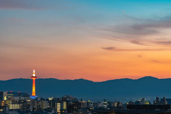 夜のカラフルな京都タワー 夕暮れ時の京都市街のスカイライン — ストック写真