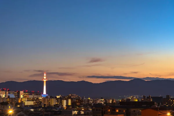 夜のカラフルな京都タワー 夕暮れ時の京都市街のスカイライン — ストック写真