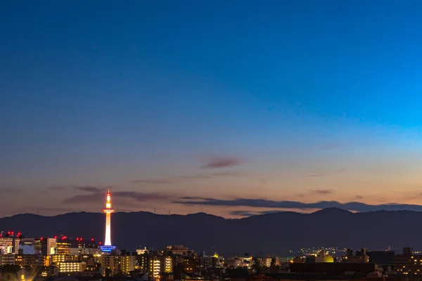 夜のカラフルな京都タワー 夕暮れ時の京都市街のスカイライン — ストック写真