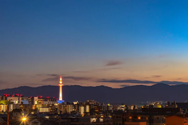 夜のカラフルな京都タワー 夕暮れ時の京都市街のスカイライン — ストック写真