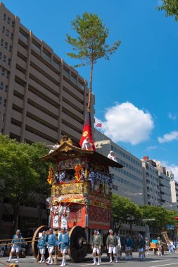 Kyoto, Japonya - 24 Temmuz 2018 : Gion Matsuri Festivali, Japonya'nın en ünlü festivalleri. Geleneksel giyim katılımcılar geçit töreninde son derece dekore edilmiş büyük float çekerek.
