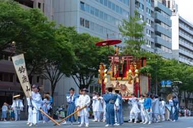 Kyoto, Japonya - 24 Temmuz 2018 : Gion Matsuri Festivali, Japonya'nın en ünlü festivalleri. Geleneksel giyim katılımcılar geçit töreninde son derece dekore edilmiş büyük float çekerek.