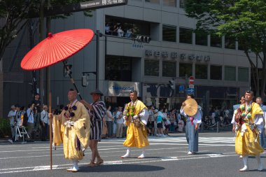 Kyoto, Japonya - 24 Temmuz 2018 : Gion Matsuri Festivali, Japonya'nın en ünlü festivalleri. Geleneksel giyim katılımcılar geçit töreninde son derece dekore edilmiş büyük float çekerek.