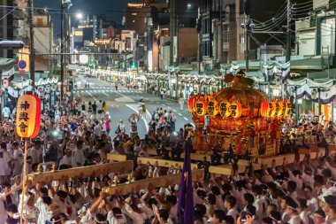 Kyoto, Japonya - 24 Temmuz 2018 : Gion Matsuri Festivali, Japonya'nın en ünlü festivalleri. Geleneksel giyim katılımcılar geçit töreninde son derece dekore edilmiş büyük float çekerek.