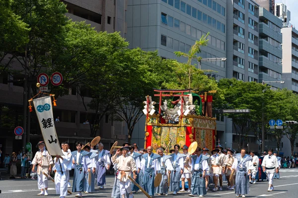2018年7月24日 祇園祭 日本で最も有名な祭り パレードで非常に装飾された巨大なフロートを引っ張る伝統的な衣服の参加者 — ストック写真