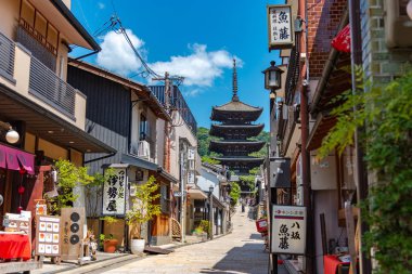Sannen-zaka ve Ninen-zaka Yamaçları yakınında Hokanji tapınağı (Yasaka Pagoda) ile Yasaka-dori alanının görünümü. İşte Kyoto, Japonya'daki en fotojenik dönüm noktası