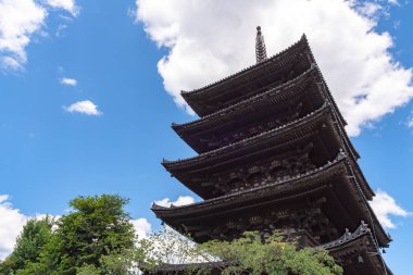 Sannen-zaka ve Ninen-zaka Yamaçları yakınında Hokanji tapınağı (Yasaka Pagoda) ile Yasaka-dori alanının görünümü. İşte Kyoto, Japonya'daki en fotojenik dönüm noktası