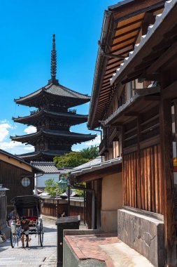 Sannen-zaka ve Ninen-zaka Yamaçları yakınında Hokanji tapınağı (Yasaka Pagoda) ile Yasaka-dori alanının görünümü. İşte Kyoto, Japonya'nın en fotojenik simgesi - 23 Temmuz 2018