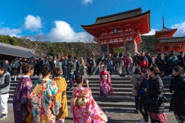 Nio-mon Kapısı veya Nio Kapısı, Kyoto Kiyomizu-dera Tapınağı'nın ana girişi, Japonya - 23 Temmuz 2018