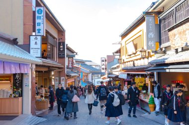 Alışveriş caddesi Matsubara-dori üzerinde kalabalık turist. Kyoto, Japonya'daki Kiyomizu-dera tapınağı yakınlarındaki mağaza ve restoranlarla dolu - 23 Temmuz 2018
