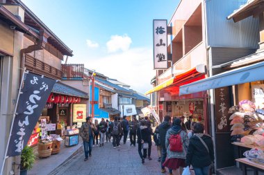 Alışveriş caddesi Matsubara-dori üzerinde kalabalık turist. Kyoto, Japonya'daki Kiyomizu-dera tapınağı yakınlarındaki mağaza ve restoranlarla dolu - 23 Temmuz 2018