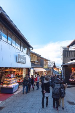 Alışveriş caddesi Matsubara-dori üzerinde kalabalık turist. Kyoto, Japonya'daki Kiyomizu-dera tapınağı yakınlarındaki mağaza ve restoranlarla dolu - 23 Temmuz 2018