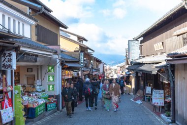 Alışveriş caddesi Matsubara-dori üzerinde kalabalık turist. Kyoto, Japonya'daki Kiyomizu-dera tapınağı yakınlarındaki mağaza ve restoranlarla dolu - 23 Temmuz 2018
