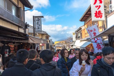 Alışveriş caddesi Matsubara-dori üzerinde kalabalık turist. Kyoto, Japonya'daki Kiyomizu-dera tapınağı yakınlarındaki mağaza ve restoranlarla dolu - 23 Temmuz 2018