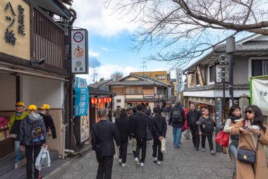 Alışveriş caddesi Matsubara-dori üzerinde kalabalık turist. Kyoto, Japonya'daki Kiyomizu-dera tapınağı yakınlarındaki mağaza ve restoranlarla dolu - 23 Temmuz 2018